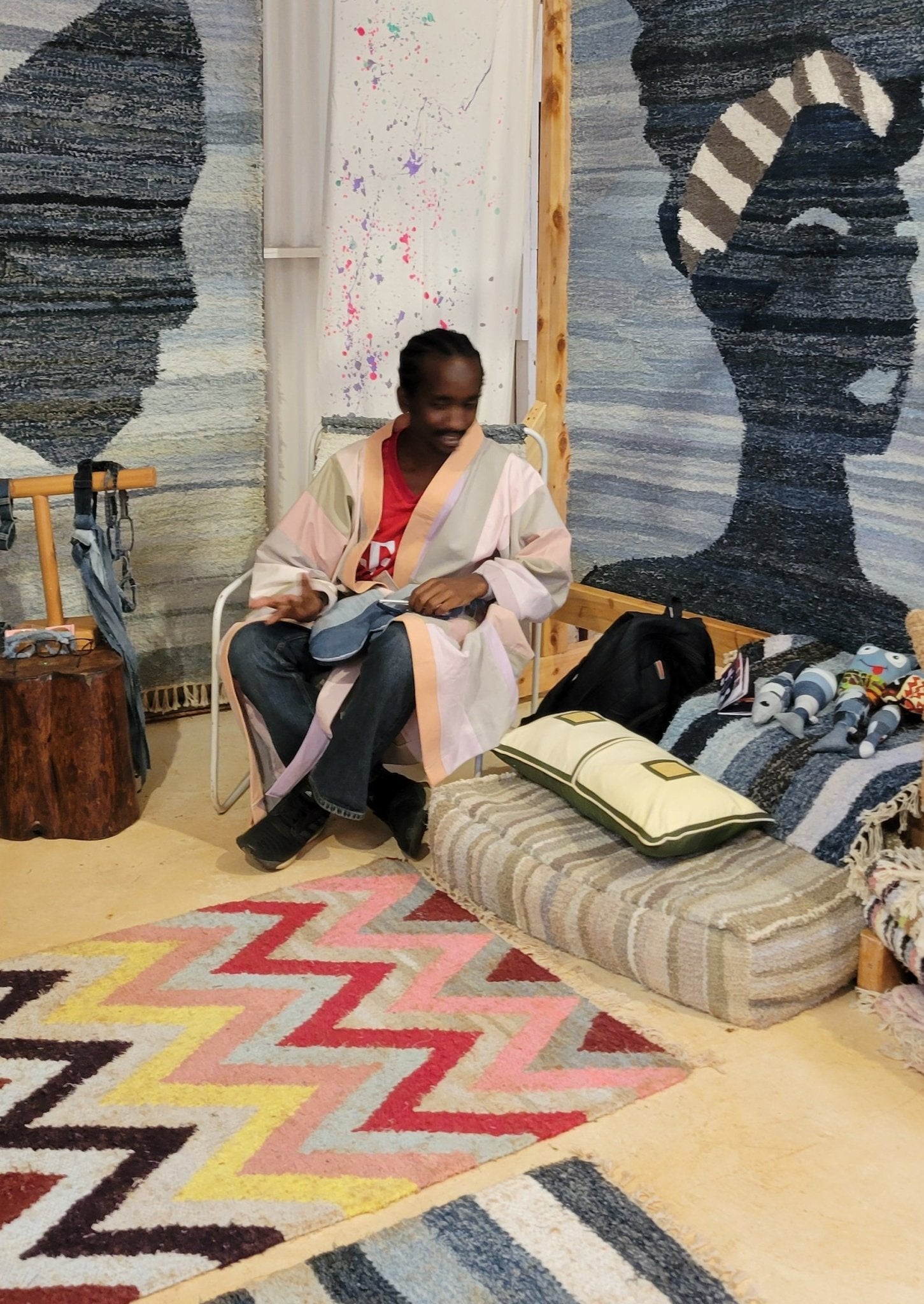 African Princess Teppich handgewebt aus DENIM - mikono.africa Jacken aus Kenia bunte Bomberjacke Partyjacke faire sozial nachhaltig designed in Kenia