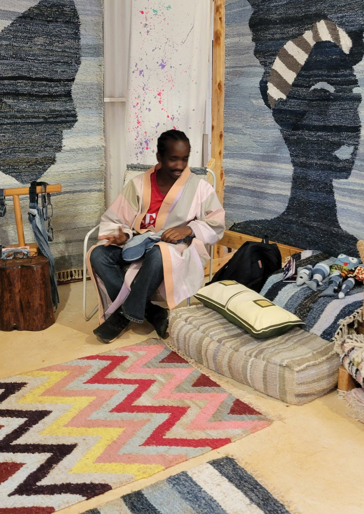 African Princess Teppich handgewebt aus DENIM - mikono.africa Jacken aus Kenia bunte Bomberjacke Partyjacke faire sozial nachhaltig designed in Kenia