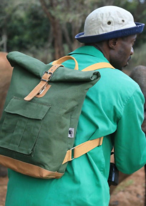 Grüner Rucksack Foldtop - made in Kenya - mikono.africa Jacken aus Kenia bunte Bomberjacke Partyjacke faire sozial nachhaltig designed in Kenia