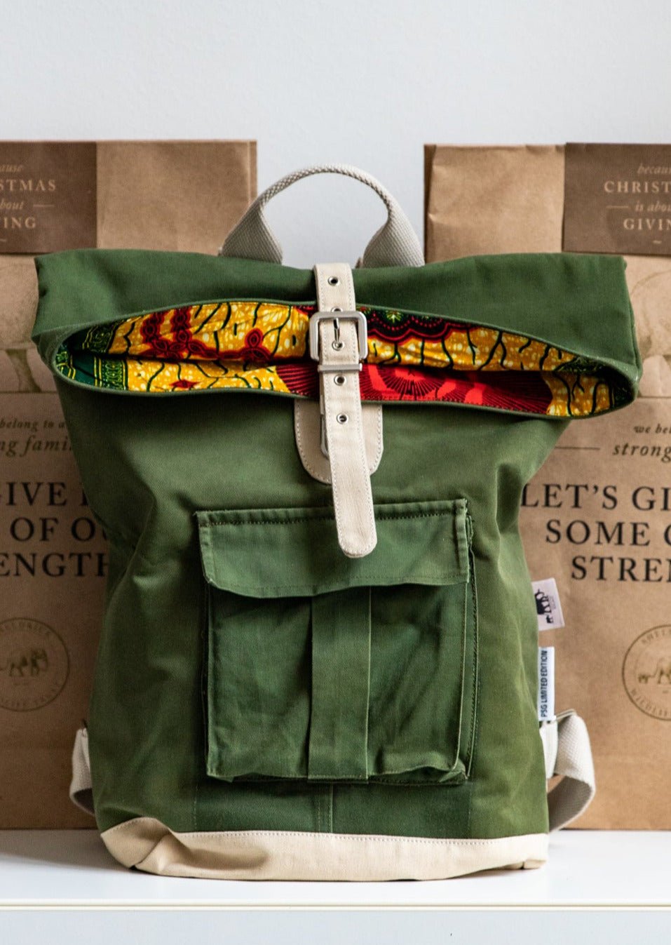 Grüner Rucksack Foldtop - made in Kenya - mikono.africa Jacken aus Kenia bunte Bomberjacke Partyjacke faire sozial nachhaltig designed in Kenia