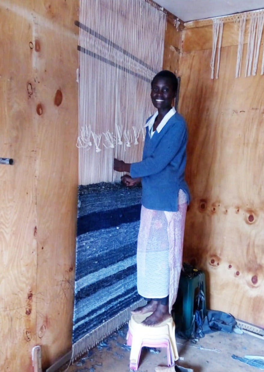 Streifen-Teppich handgewebt aus DENIM - mikono.africa Jacken aus Kenia bunte Bomberjacke Partyjacke faire sozial nachhaltig designed in Kenia