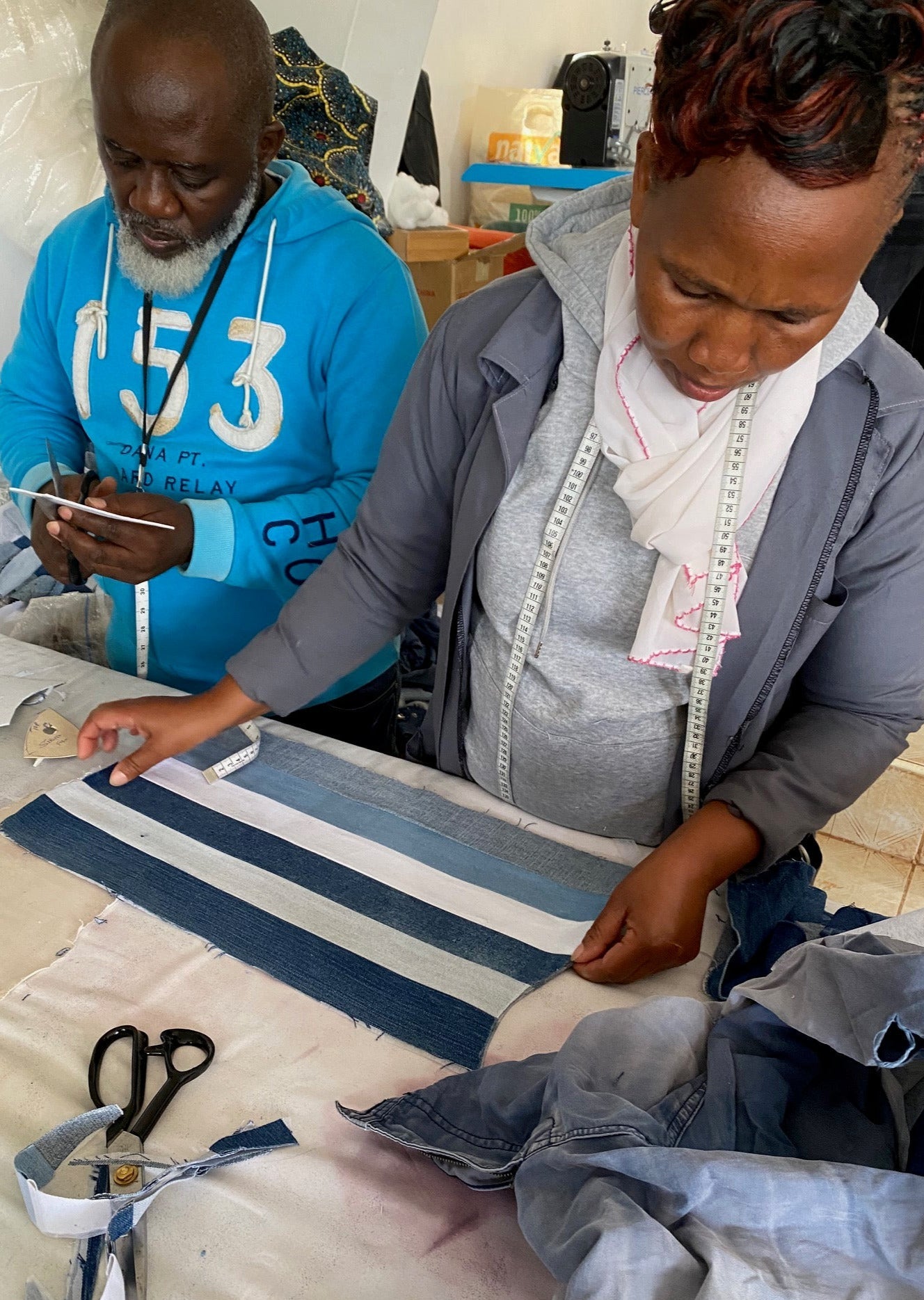 Tischdecken als Unterlage am Esstisch DENIM - mikono.africa Jacken aus Kenia bunte Bomberjacke Partyjacke faire sozial nachhaltig designed in Kenia