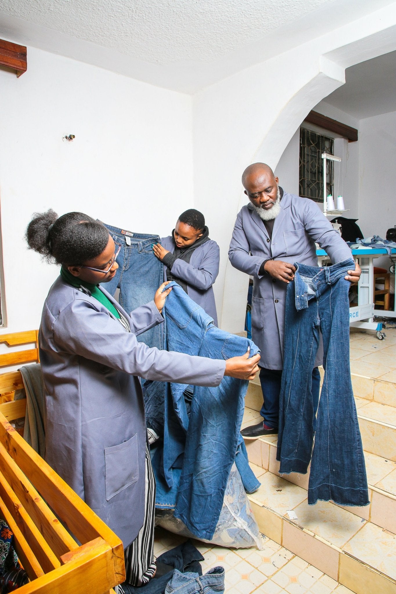Wohnzimmer-Kissenbezug DENIM rechteckig - mikono.africa Jacken aus Kenia bunte Bomberjacke Partyjacke faire sozial nachhaltig designed in Kenia
