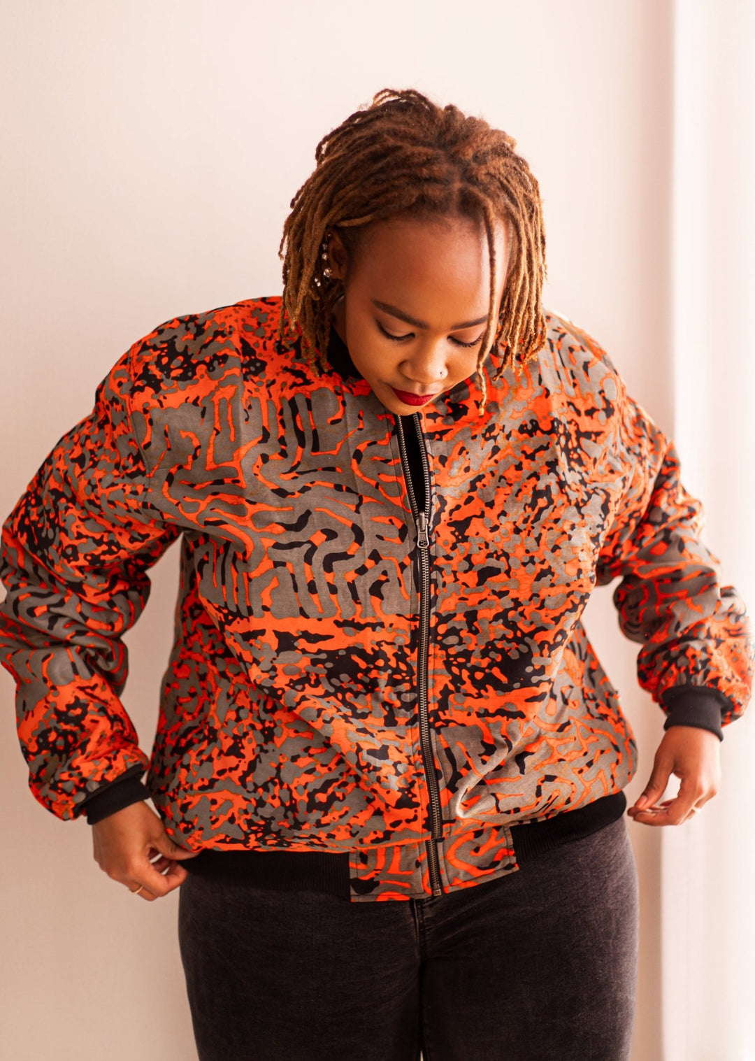 Bomberjacke ‚Kijeshi‘ für 70 € last jacket! - mikono.africa Jacken aus Kenia bunte Bomberjacke Partyjacke faire sozial nachhaltig designed in Kenia