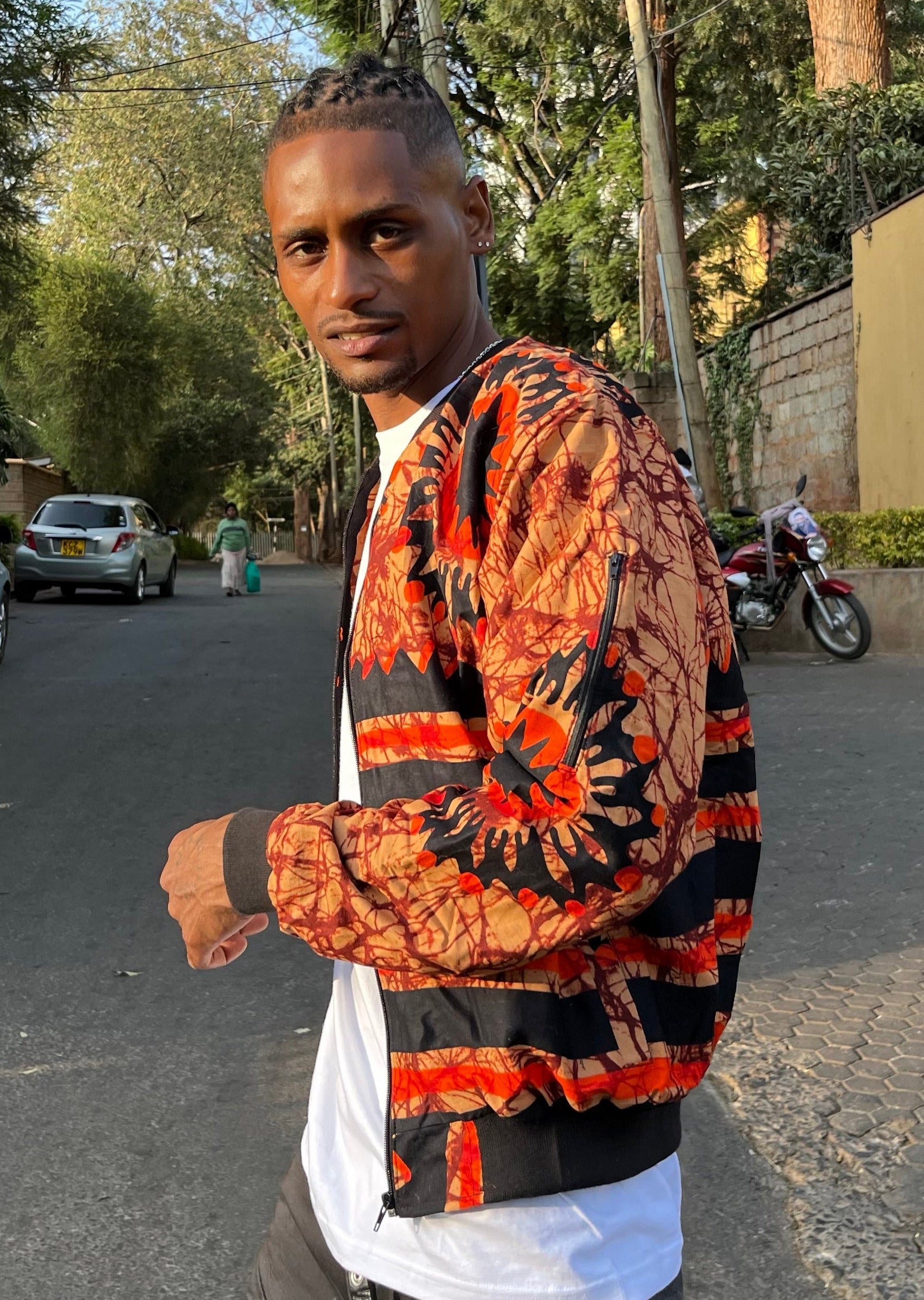 Bomberjacke ‚Pembe‘ - mikono.africa Jacken aus Kenia bunte Bomberjacke Partyjacke faire sozial nachhaltig designed in Kenia