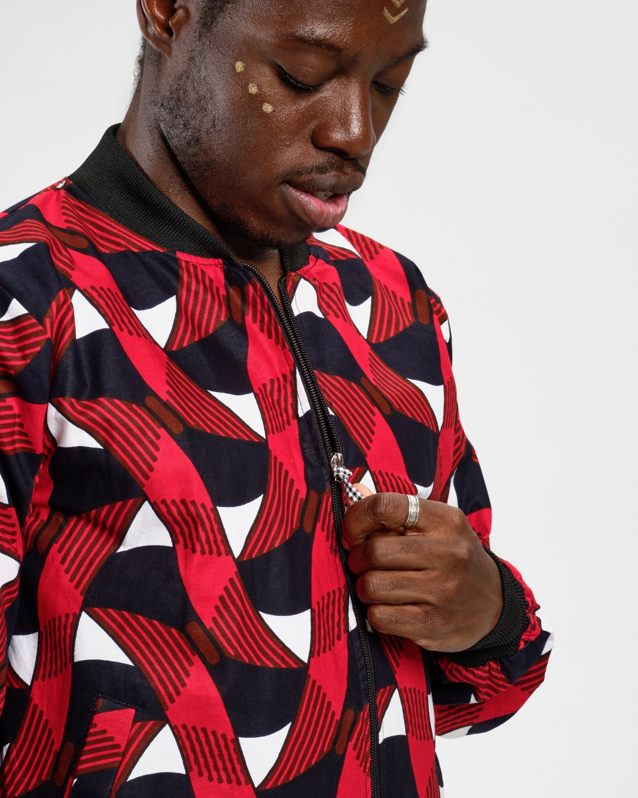 Bomberjacke ‚Pembe Tatu‘ für 99€ - mikono.africa Jacken aus Kenia bunte Bomberjacke Partyjacke faire sozial nachhaltig designed in Kenia