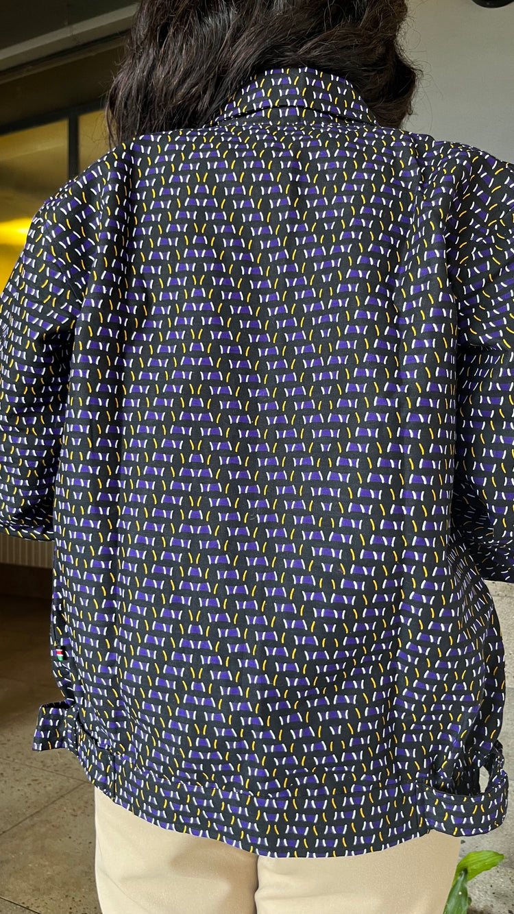 Blaue Schwarze Hemdjacke im Workwear-Stil aus Baumwolle mit einem spitz zulaufenden Kragen.
