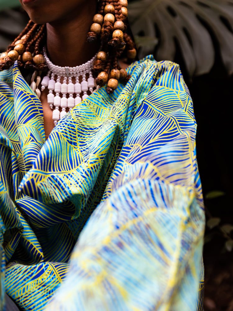 Kimono ‚Splash Splash‘ rot für 88€ - mikono.africa Jacken aus Kenia bunte Bomberjacke Partyjacke faire sozial nachhaltig designed in Kenia